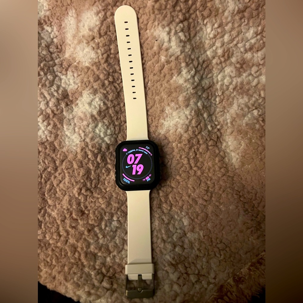 Apple Watch SE 2022- GPS + Cellular 44mm & Accessories